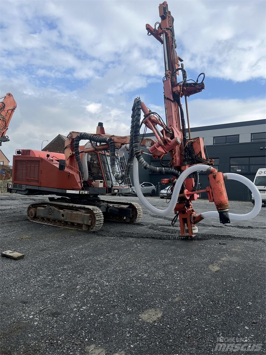 Sandvik DQ 500 도로 굴착기