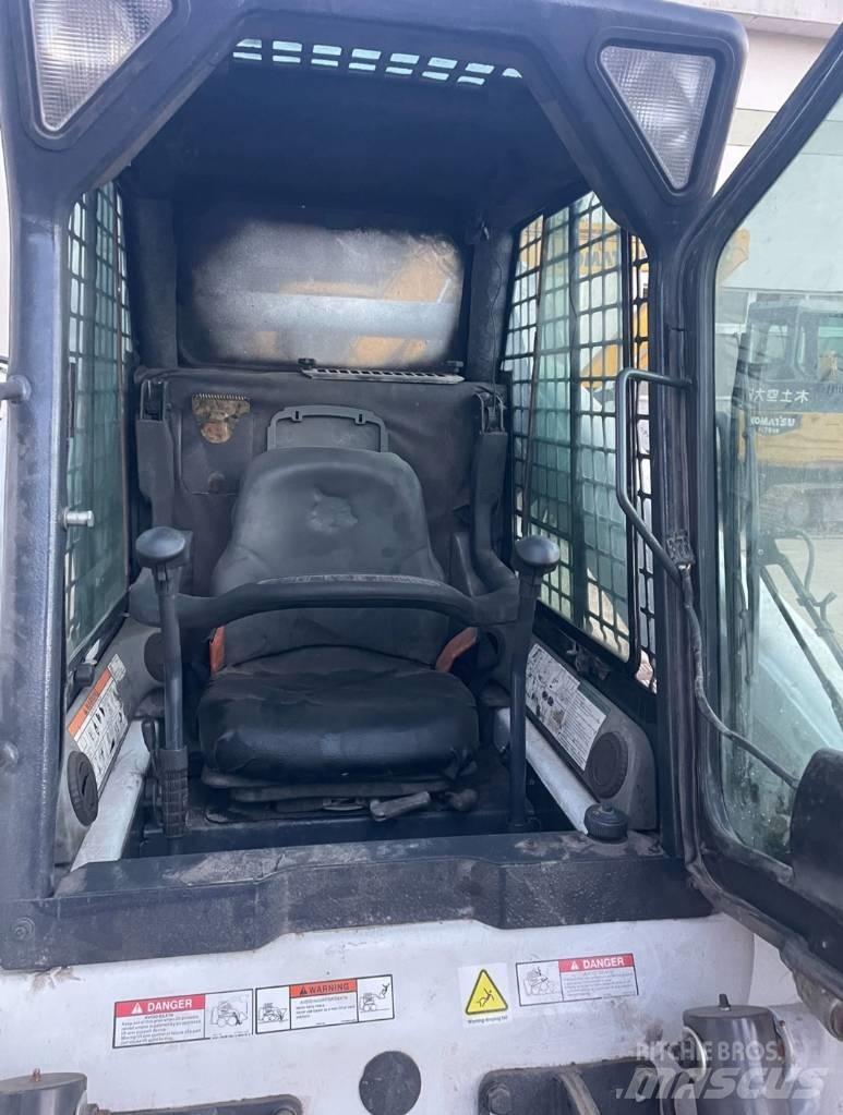 Bobcat T 300  스키드로더
