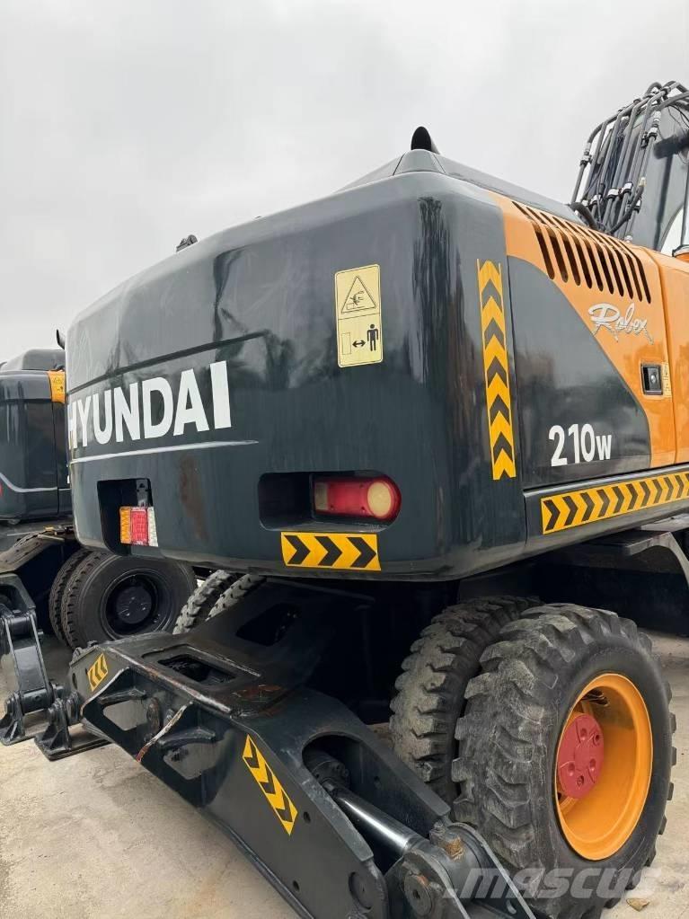 Hyundai R210W-9  휠 굴삭기