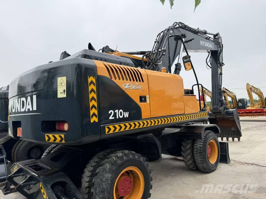 Hyundai R210W-9  휠 굴삭기
