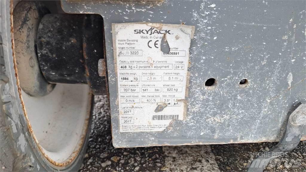 SkyJack SJIII3220 가위형 리프트