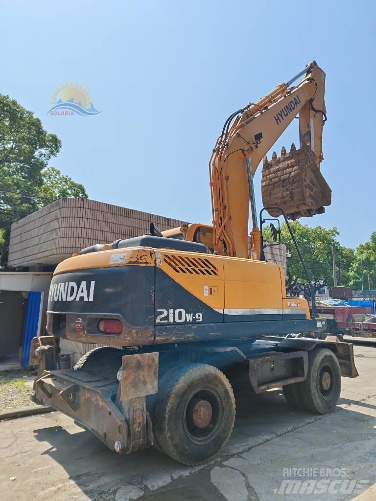 Hyundai R210W-9  휠 굴삭기