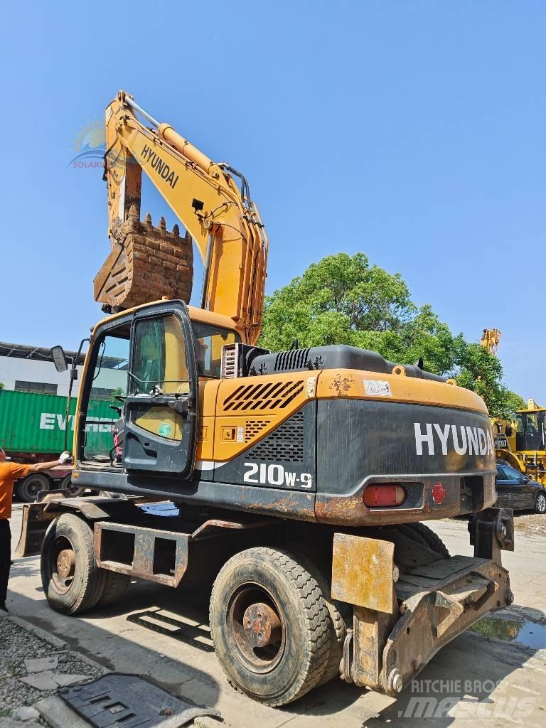 Hyundai R210W-9  휠 굴삭기