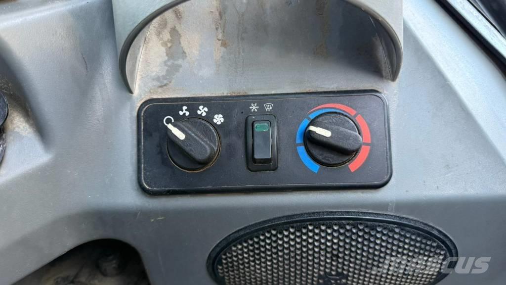 Bobcat T 590  스키드로더