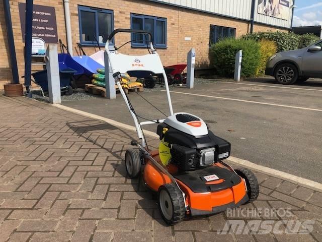Stihl RM 4 RTP 밀면서 전진하는 잔디깎기