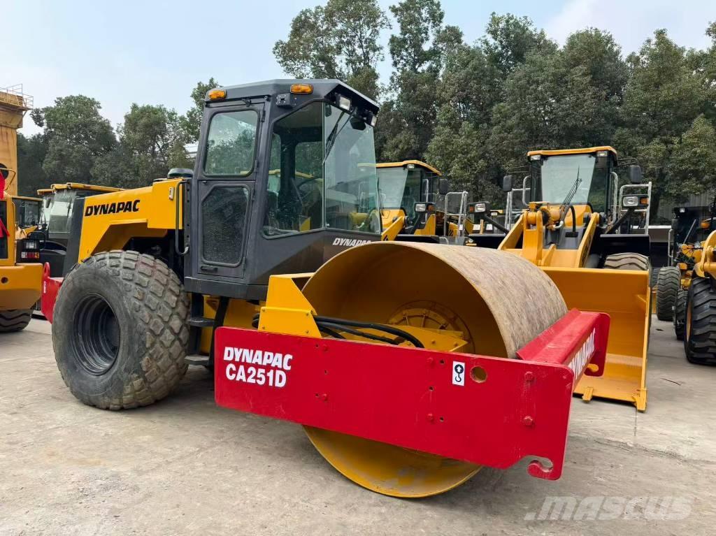 Dynapac CA251 D 싱글 드럼 롤러