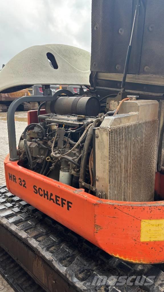 Schaeff HR 32 중형굴삭기 7톤-28톤