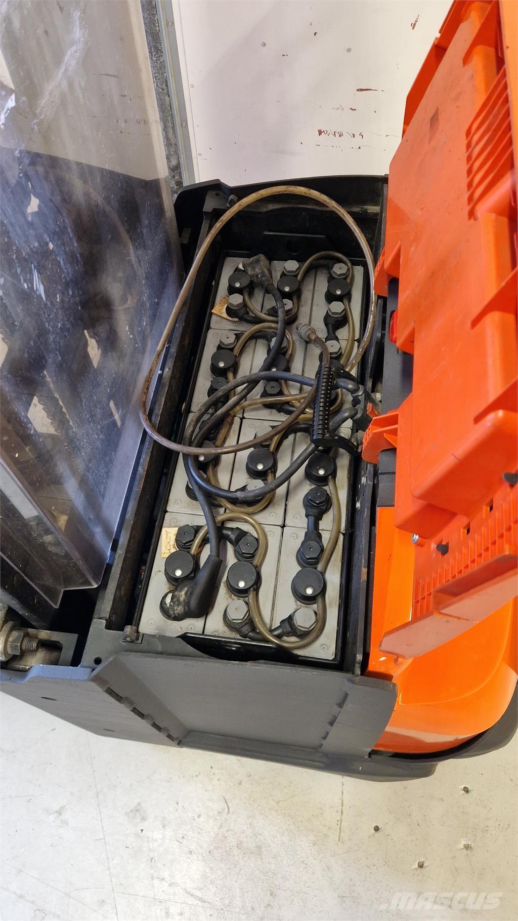 Toyota SWE140L 보행식 리치 지게차