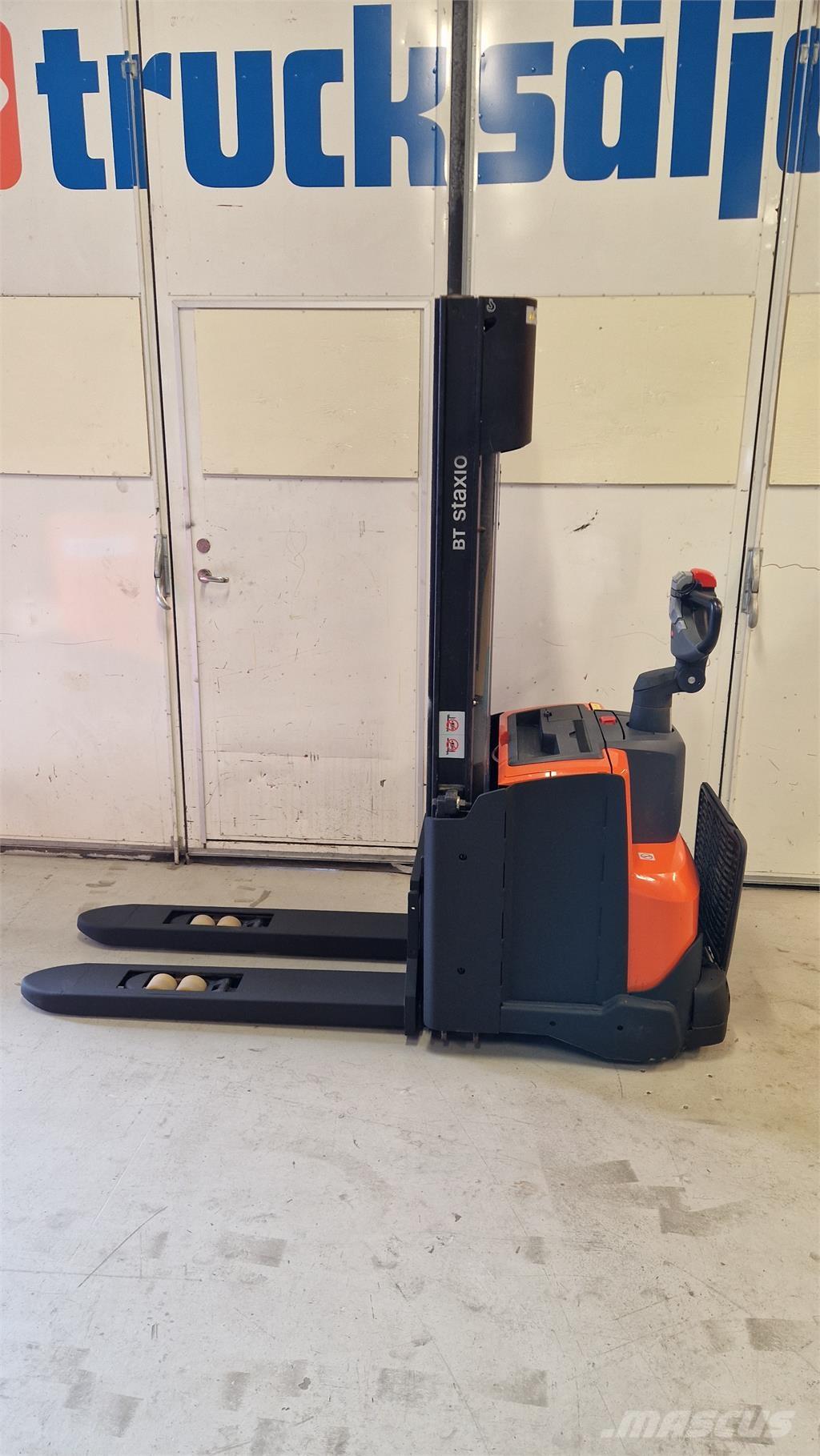 Toyota SWE140L 보행식 리치 지게차