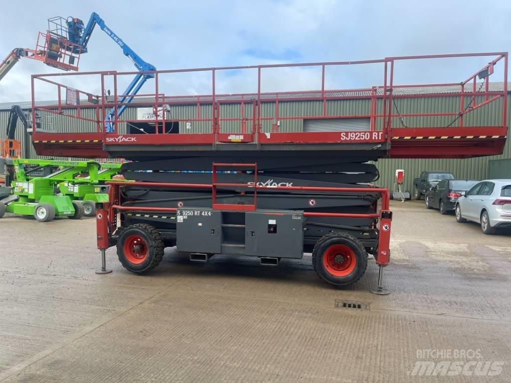 SkyJack SJ 9250 RT 가위형 리프트