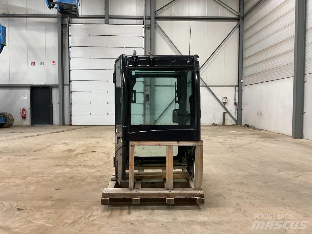 Kubota U 56-5 캐빈 및 인테리어