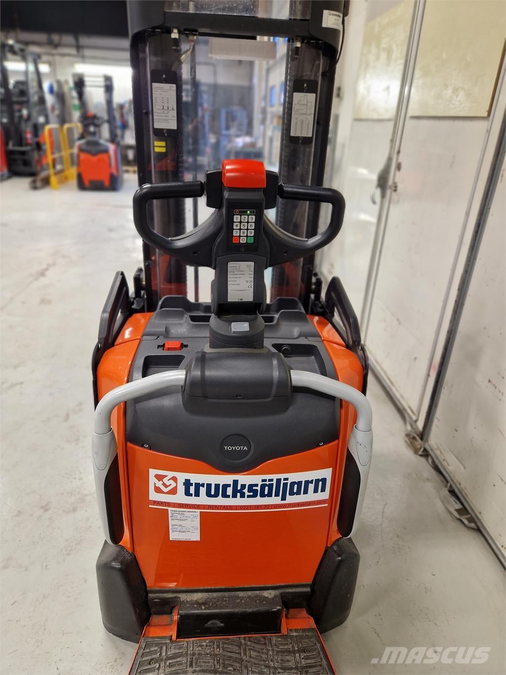 Toyota SPE120L 보행식 리치 지게차