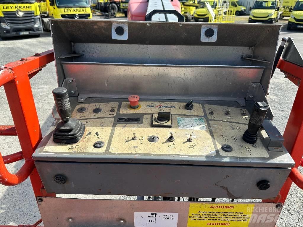 SkyJack SJ66T 관절형 전동이동 리프트