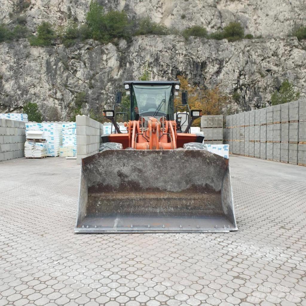 Hitachi ZW 220-5  휠로우더