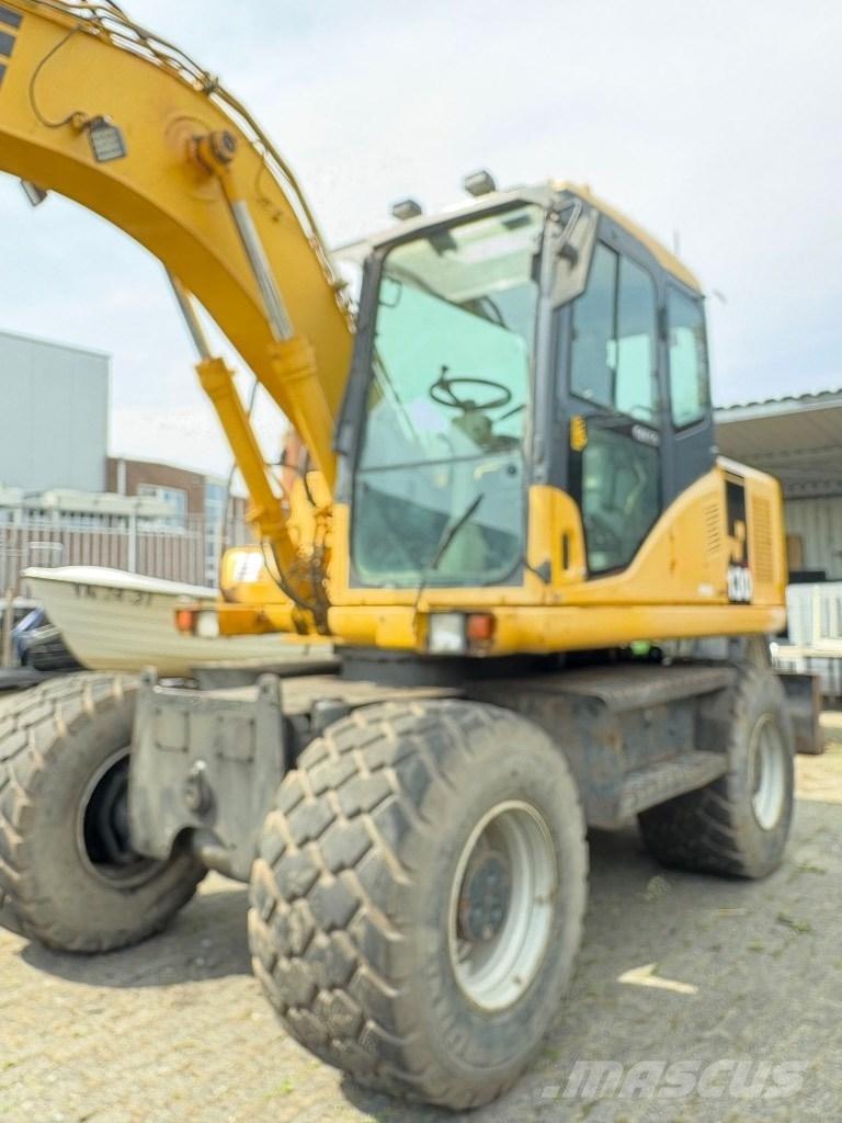 Komatsu PW 130-7K  휠 굴삭기