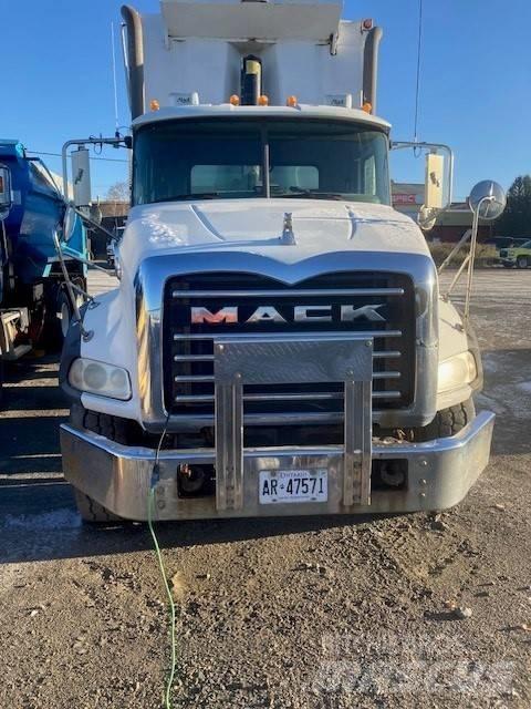 Mack GU813 덤프 트럭
