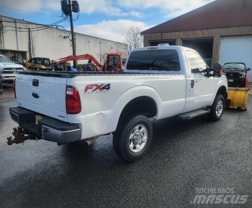 Ford F 250 FX4 제설 블레이드 및 제설기