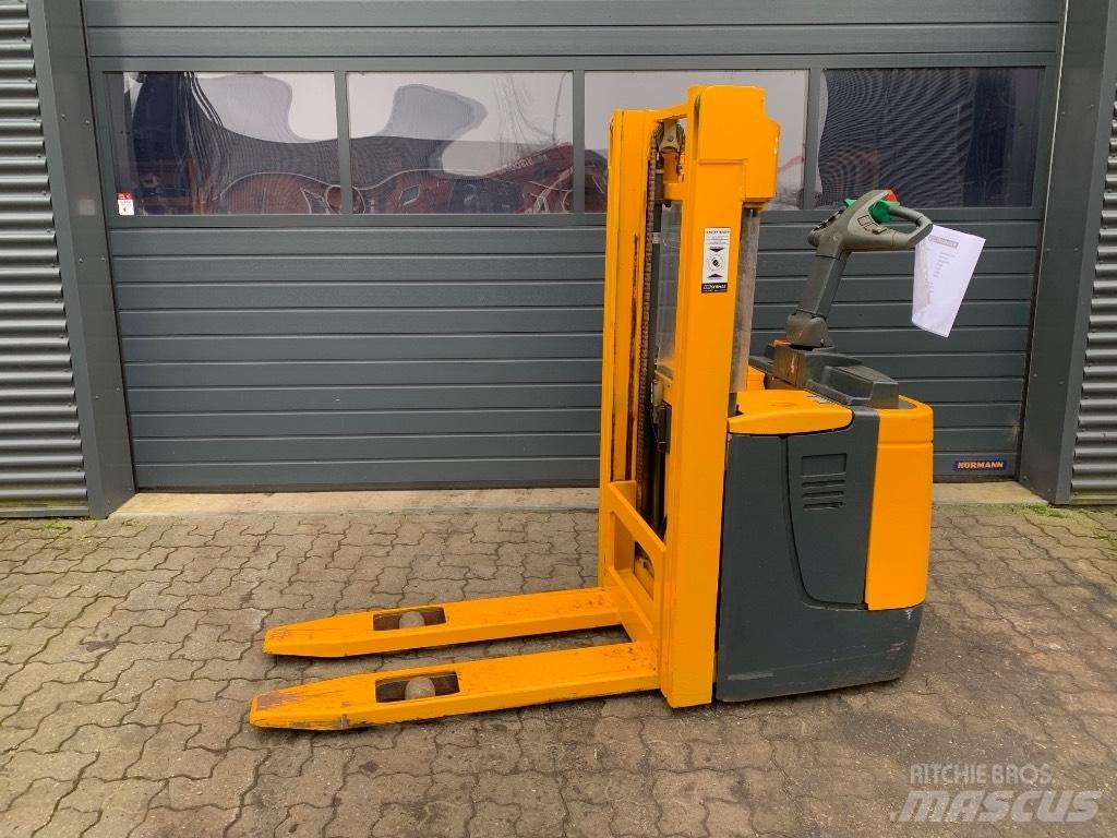 Jungheinrich ERC 212 보행식 리치 지게차