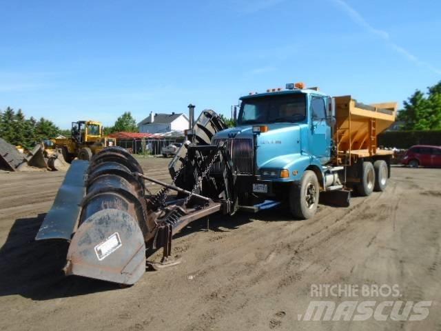 Western Star 5800 제설 블레이드 및 제설기