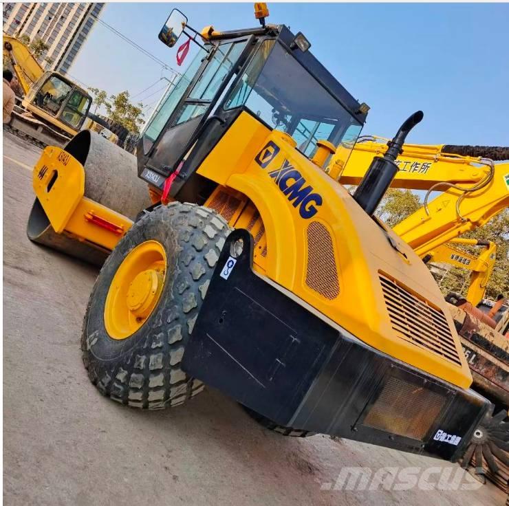 XCMG XS 142 J 싱글 드럼 롤러