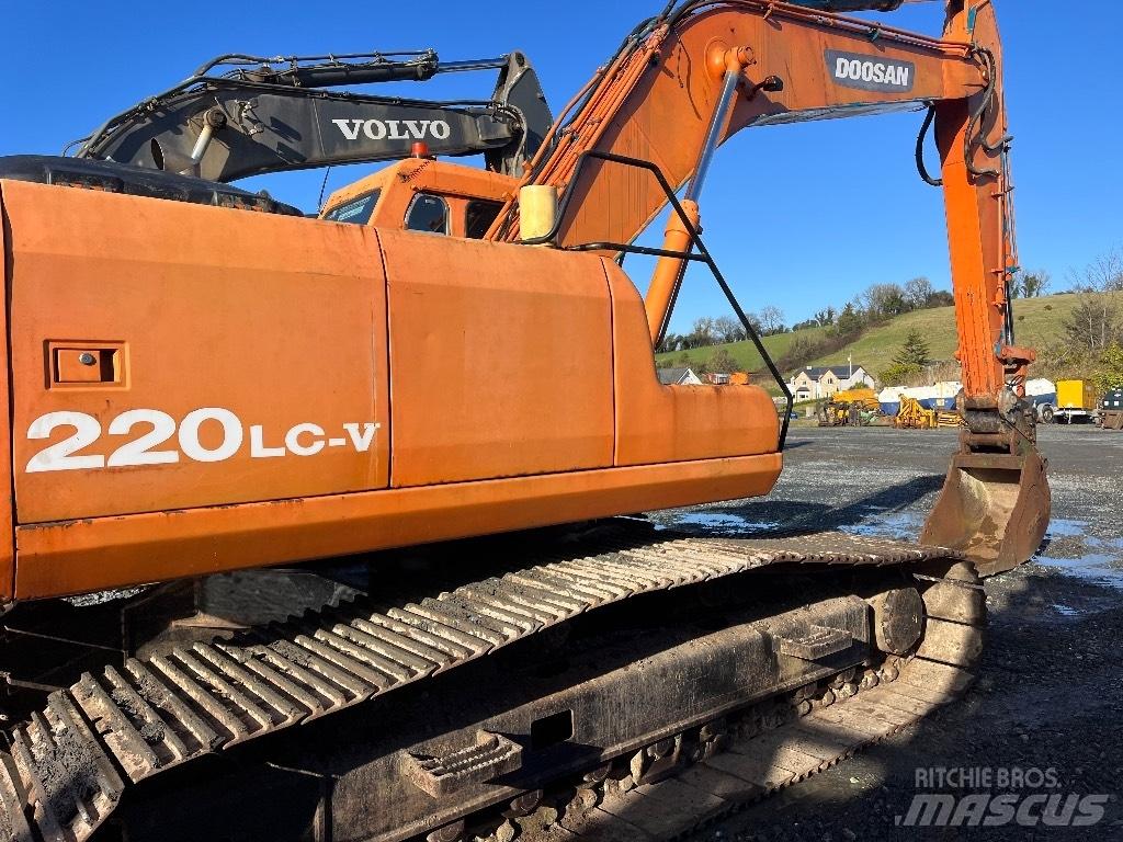 Doosan DX 220 대형 굴삭기 29톤 이상