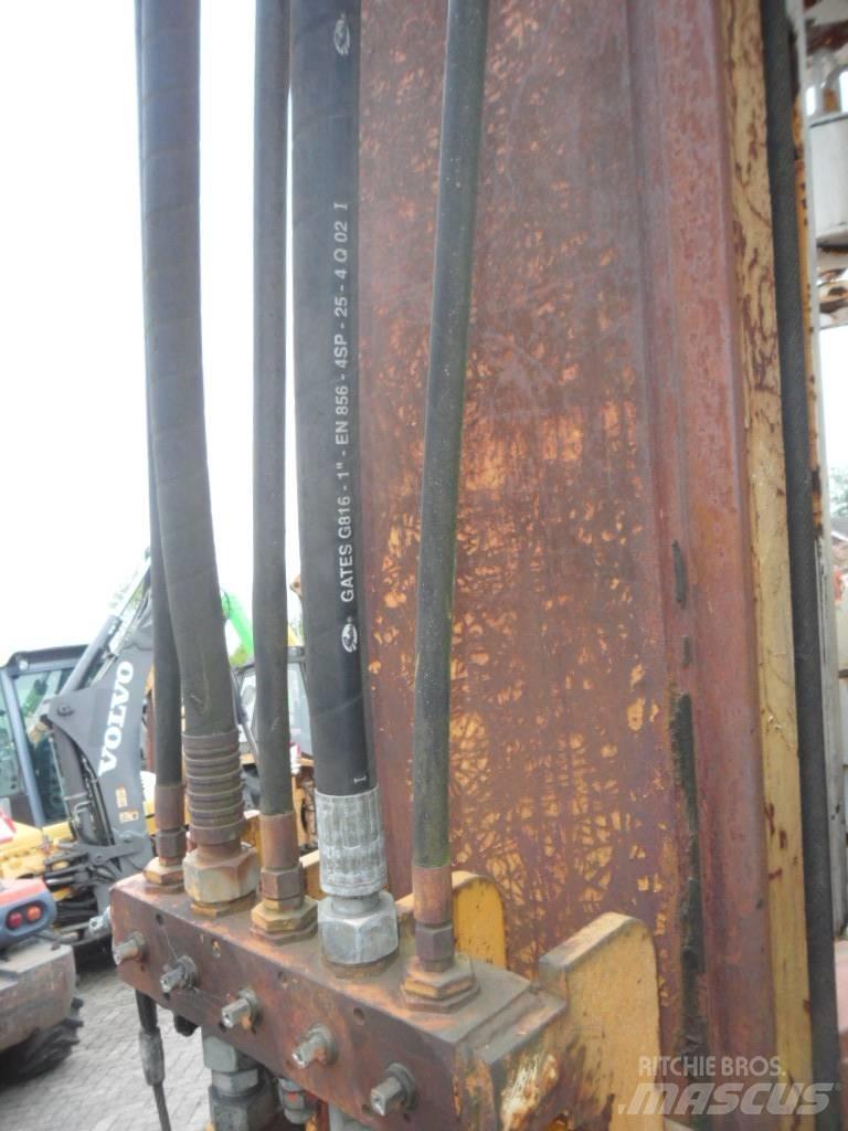Liebherr R 942 말뚝설치기