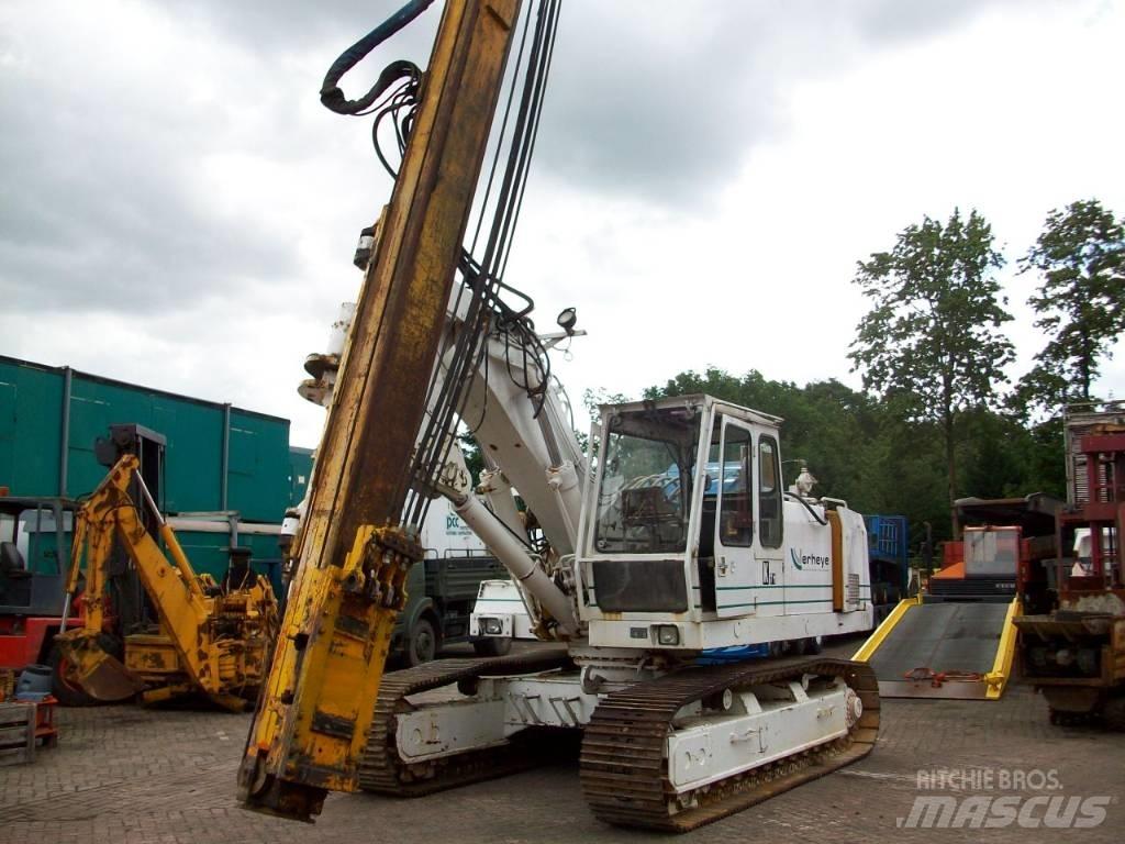 Liebherr R 942 말뚝설치기