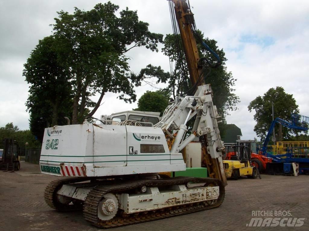 Liebherr R 942 말뚝설치기
