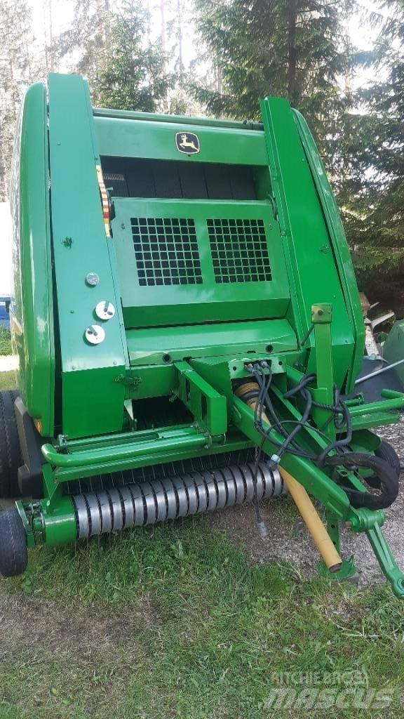 John Deere 854 원형 곤포기