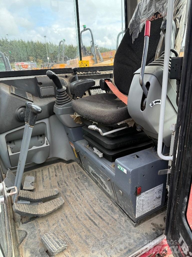 Takeuchi TB 230 소형 굴삭기 7톤 미만