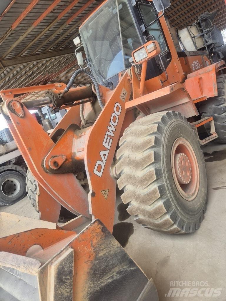 Daewoo Mega 250  휠로우더