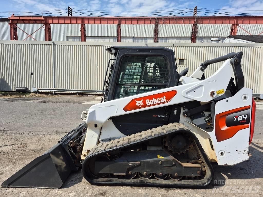 Bobcat T 64  스키드로더