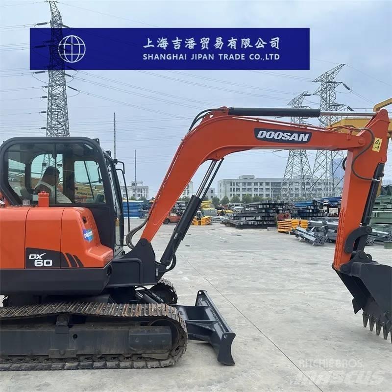 Doosan DX 60 소형 굴삭기 7톤 미만