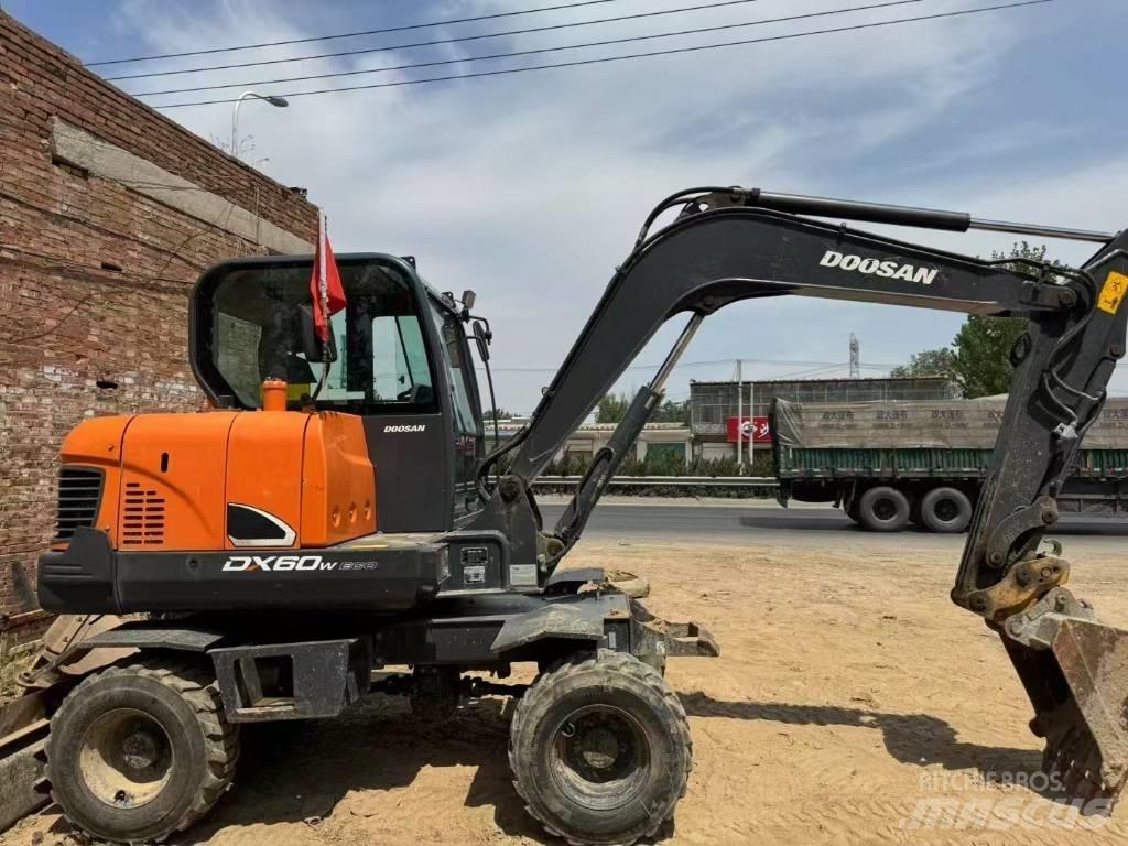 Doosan DX 60 소형 굴삭기 7톤 미만