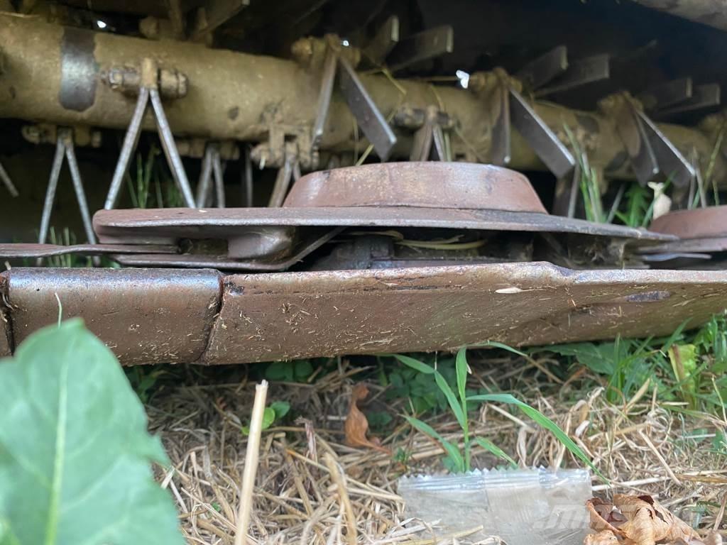 John Deere 131 장착형 잔디깎기