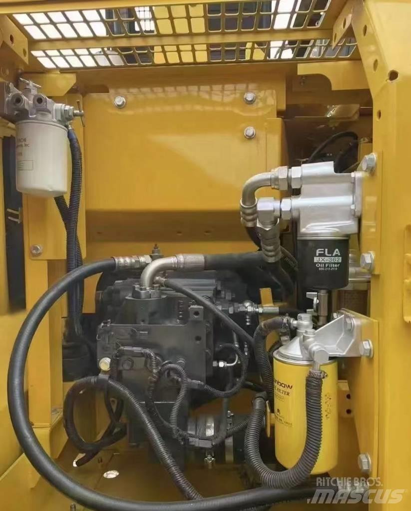 Komatsu PC 130 대형 굴삭기 29톤 이상