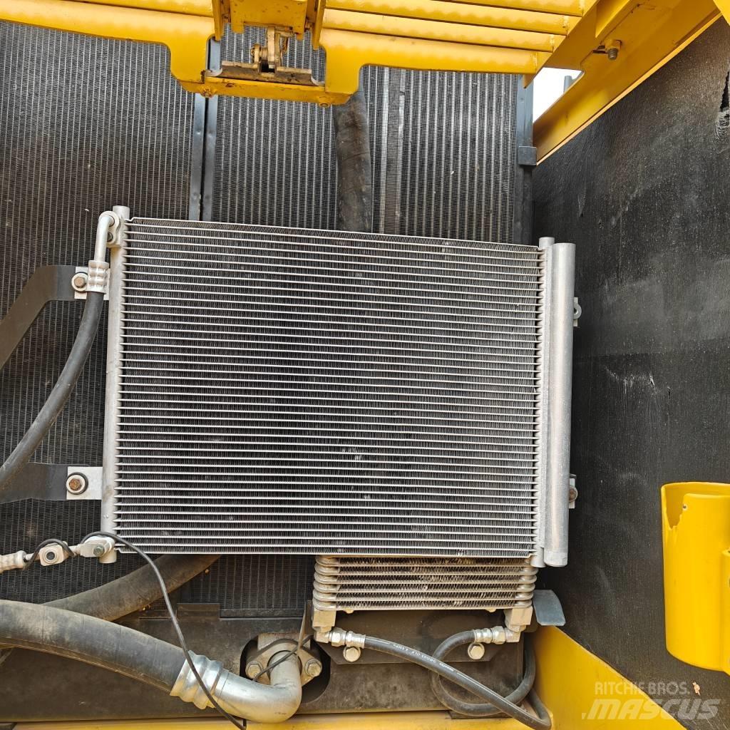 Komatsu 220-8 대형 굴삭기 29톤 이상