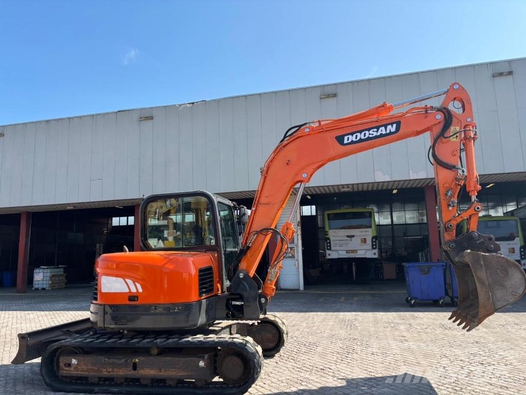 Doosan DX 80 R 중형굴삭기 7톤-28톤