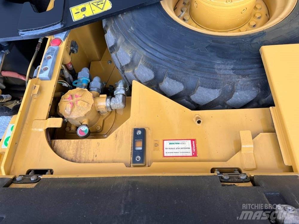 CAT AP 300D 아스팔트 포장장비