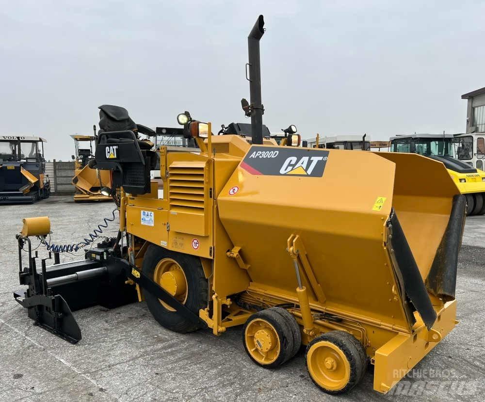 CAT AP 300D 아스팔트 포장장비