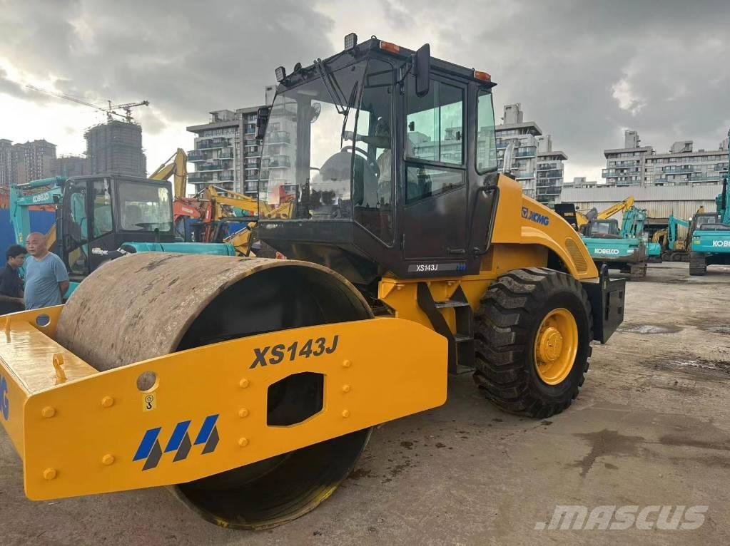XCMG XS 143 J 싱글 드럼 롤러