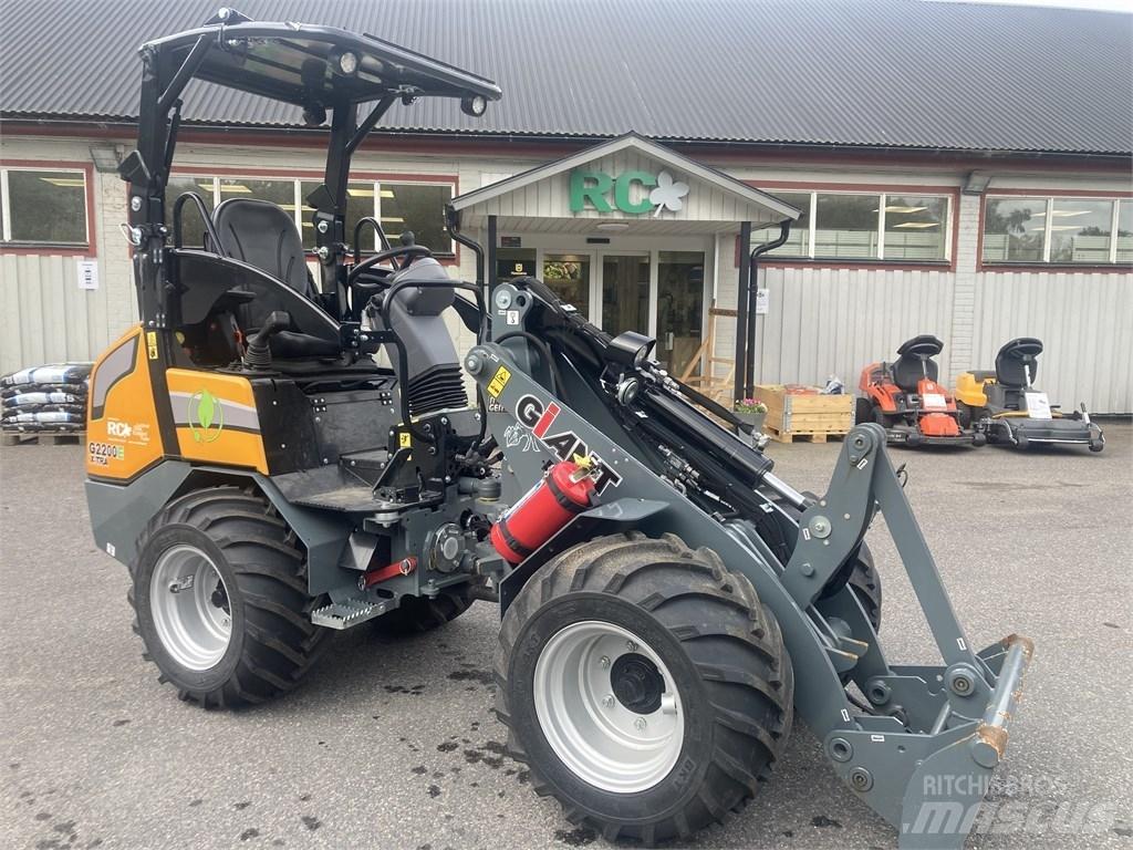 GiANT G2200E 다목적 로더