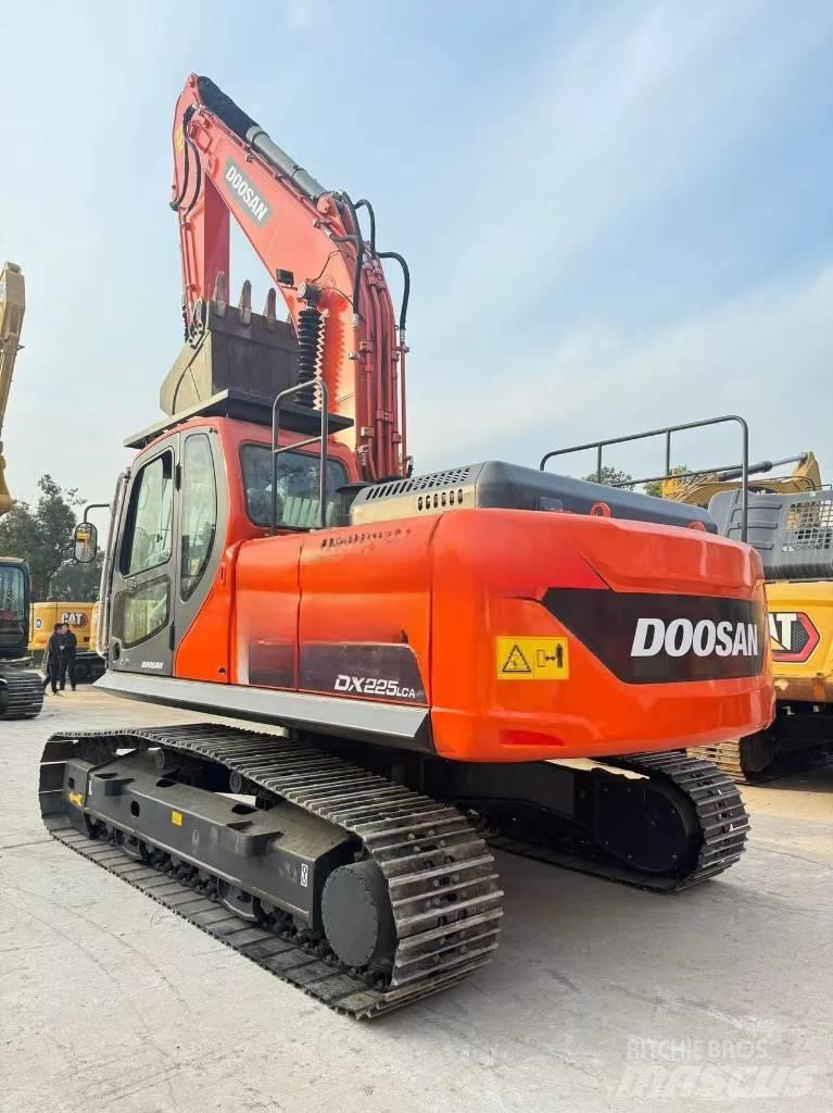 Doosan DX 225 LCA 중형굴삭기 7톤-28톤