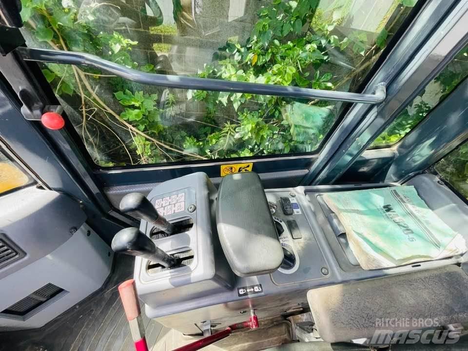 Komatsu wa 320  휠로우더