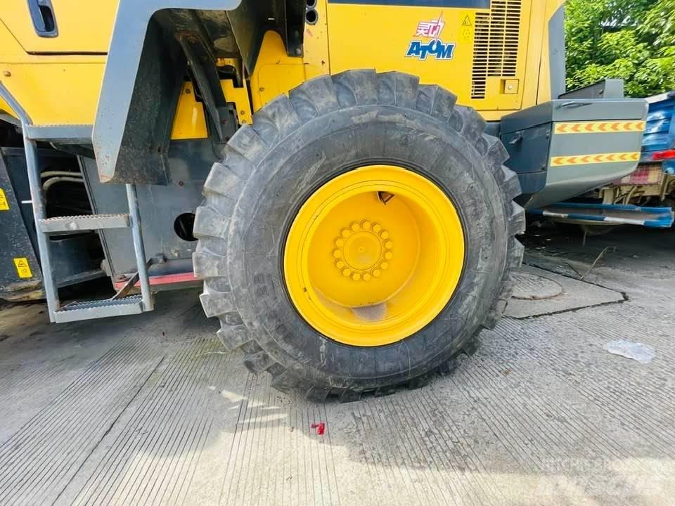 Komatsu wa 320  휠로우더