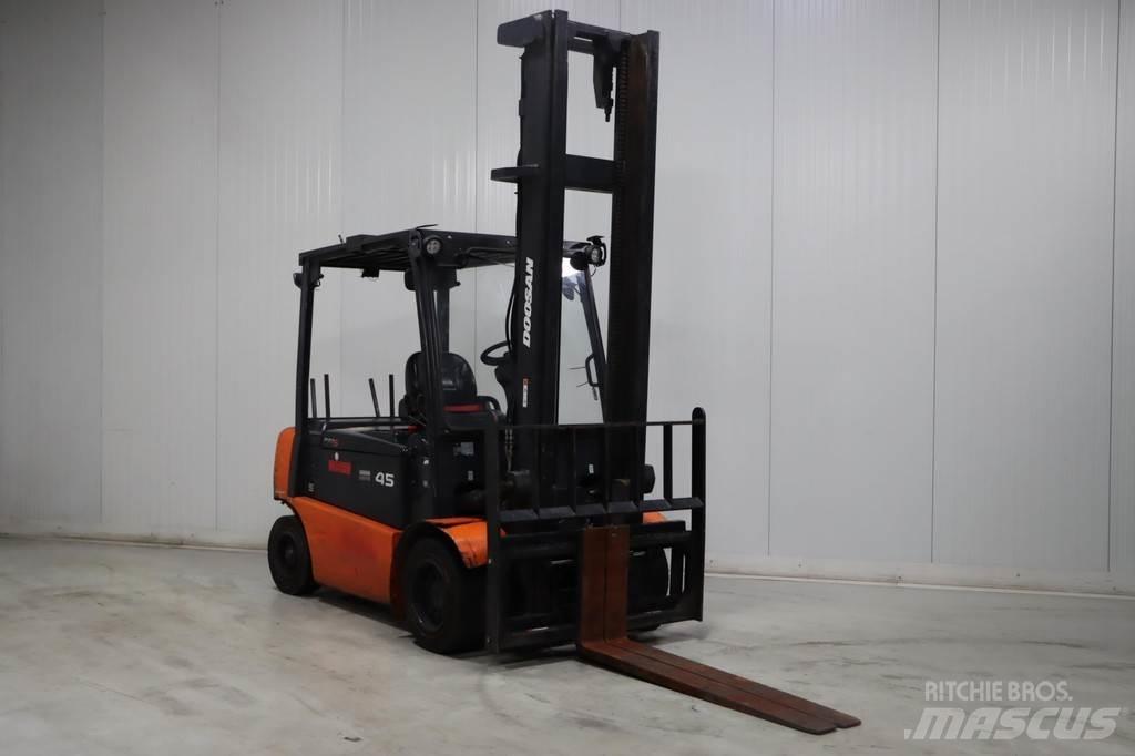Doosan B45X-5 전동 지게차