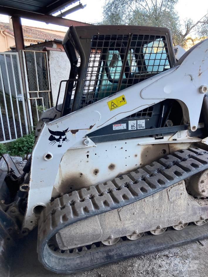 Bobcat T 300  스키드로더