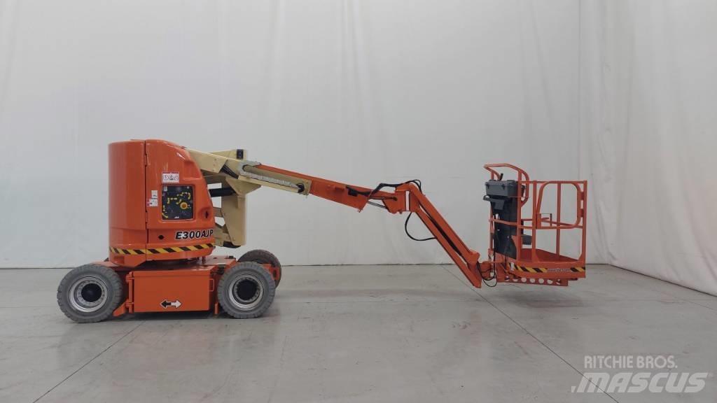 JLG E300AJP 관절형 전동이동 리프트