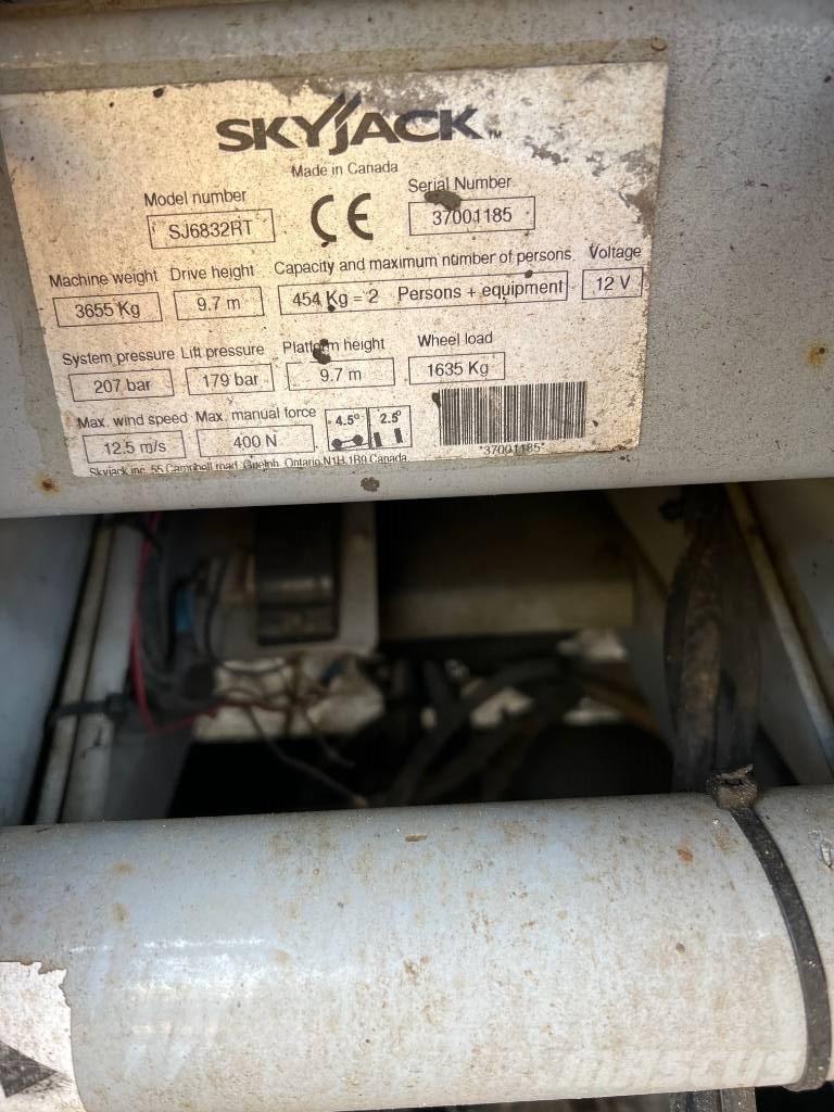 SkyJack SJ 6832 RT 가위형 리프트