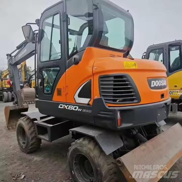 Doosan DX60W  휠 굴삭기